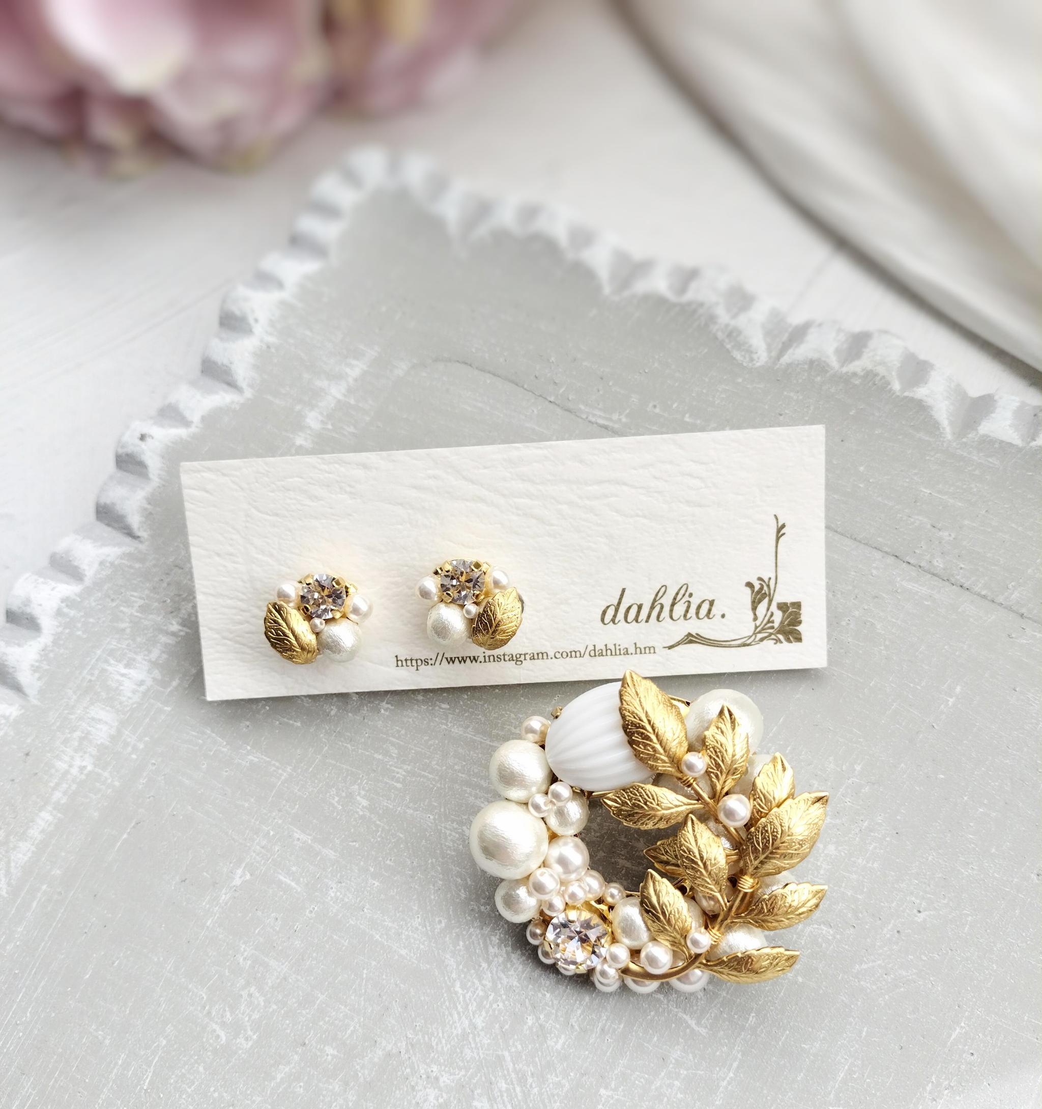 【送料無料】 フォーマルセット　ダブルリーフのブローチとイヤリング/ピアスのデミパリュール　真鍮　パール