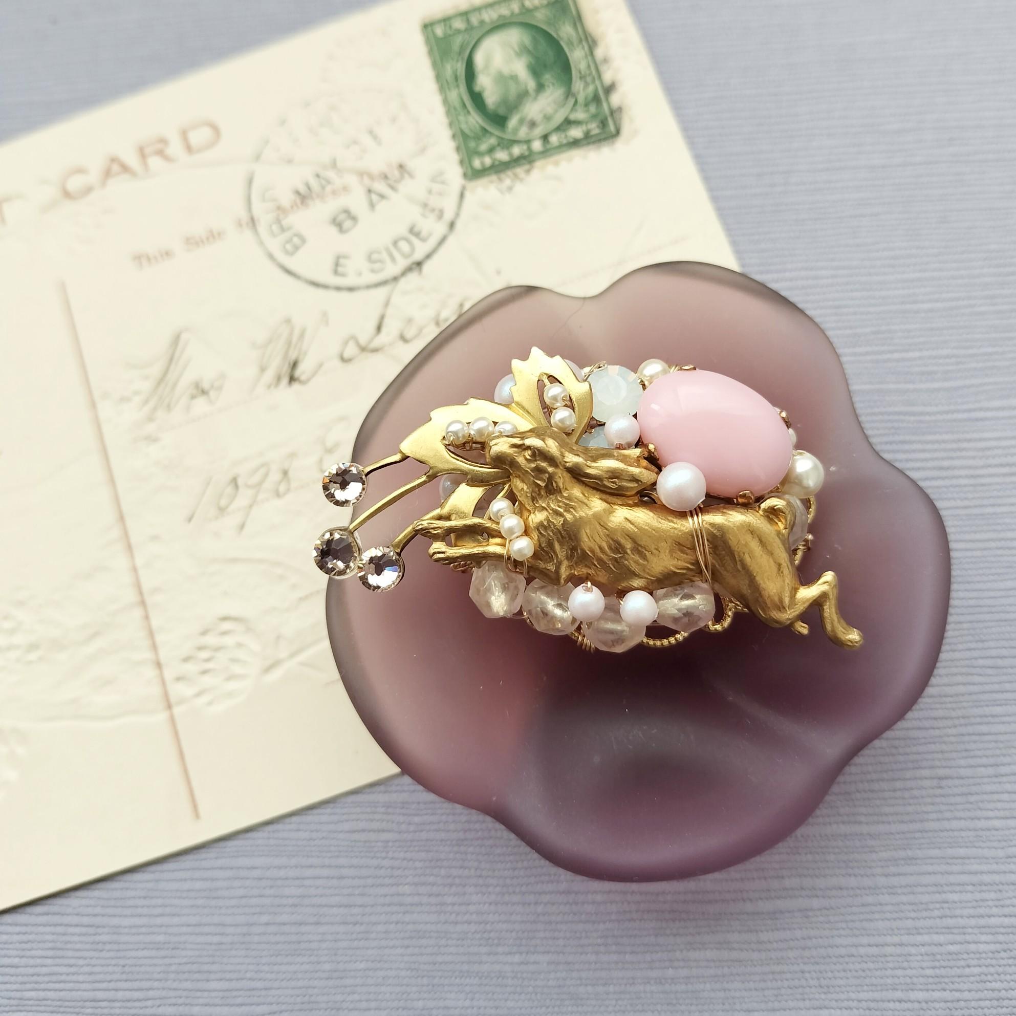 森を駆ける、ウサギのブローチ　ピンク  ヴィンテージカボション　パール