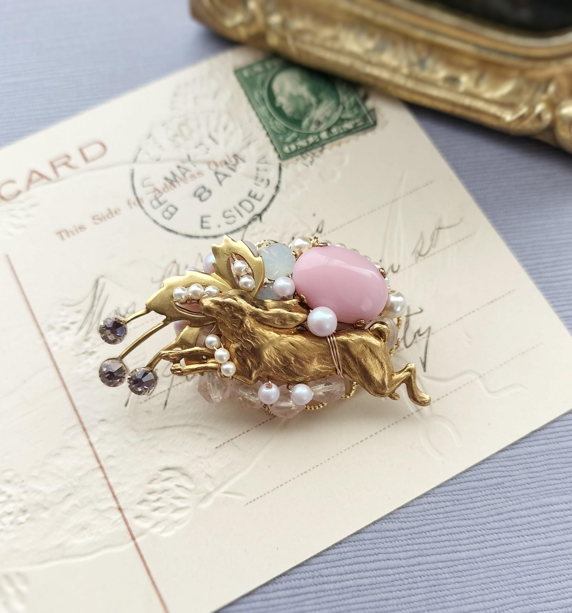 森を駆ける、ウサギのブローチ　ピンク  ヴィンテージカボション　パール | 2枚目