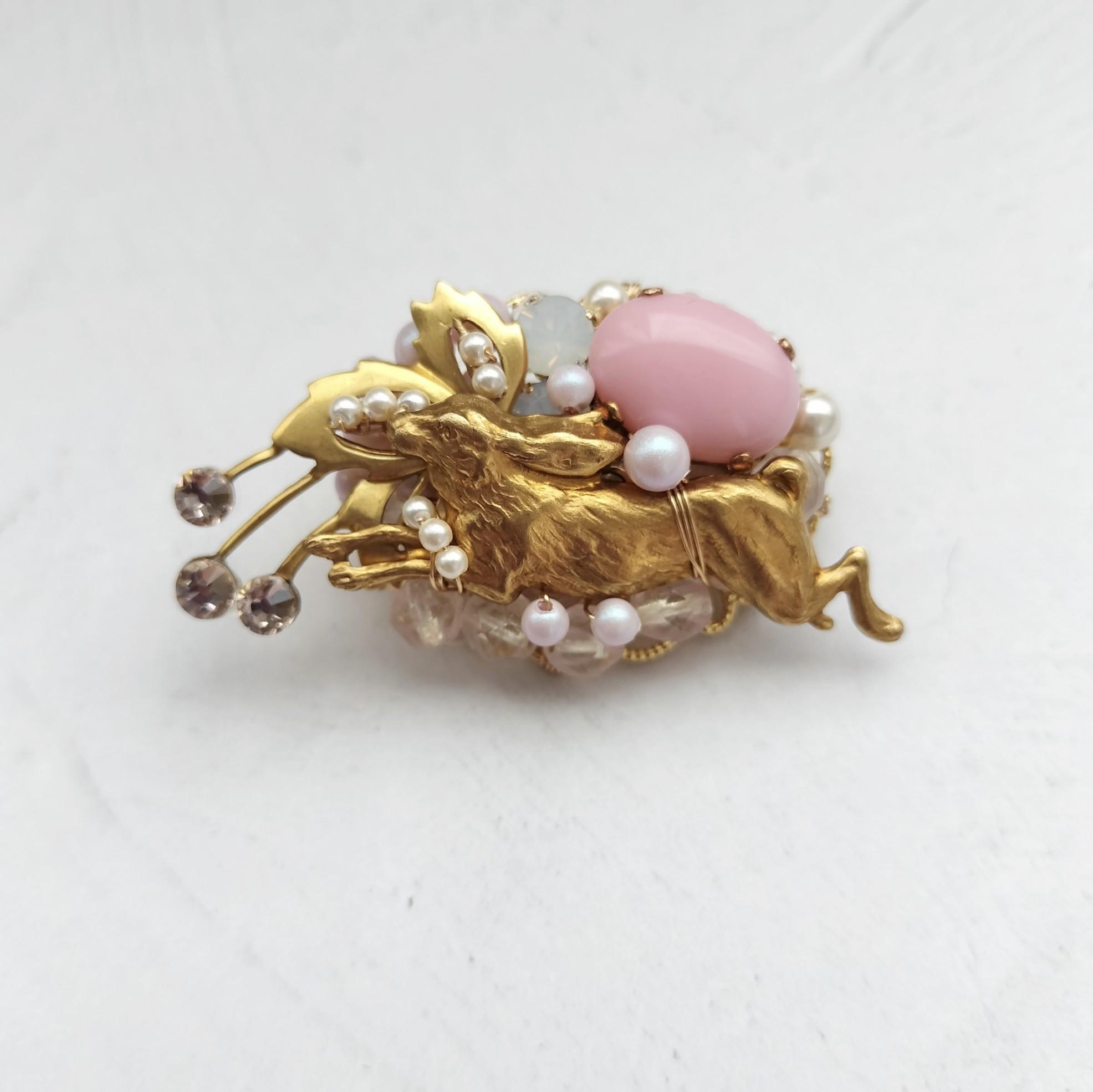 森を駆ける、ウサギのブローチ　ピンク  ヴィンテージカボション　パール | 4枚目