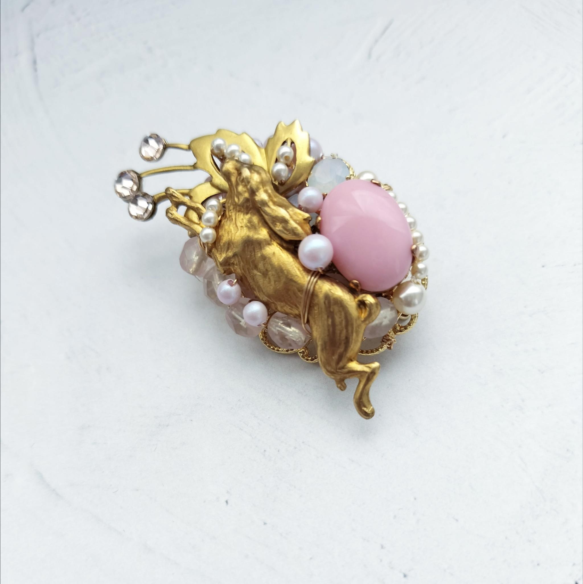 森を駆ける、ウサギのブローチ　ピンク  ヴィンテージカボション　パール | 5枚目