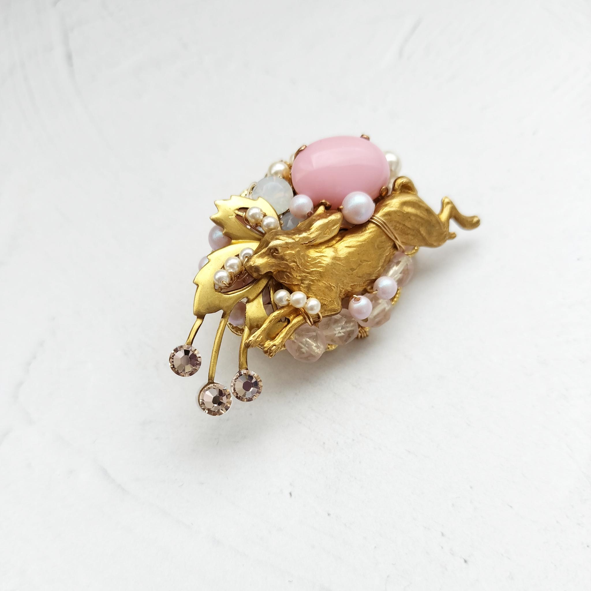 森を駆ける、ウサギのブローチ　ピンク  ヴィンテージカボション　パール | 6枚目