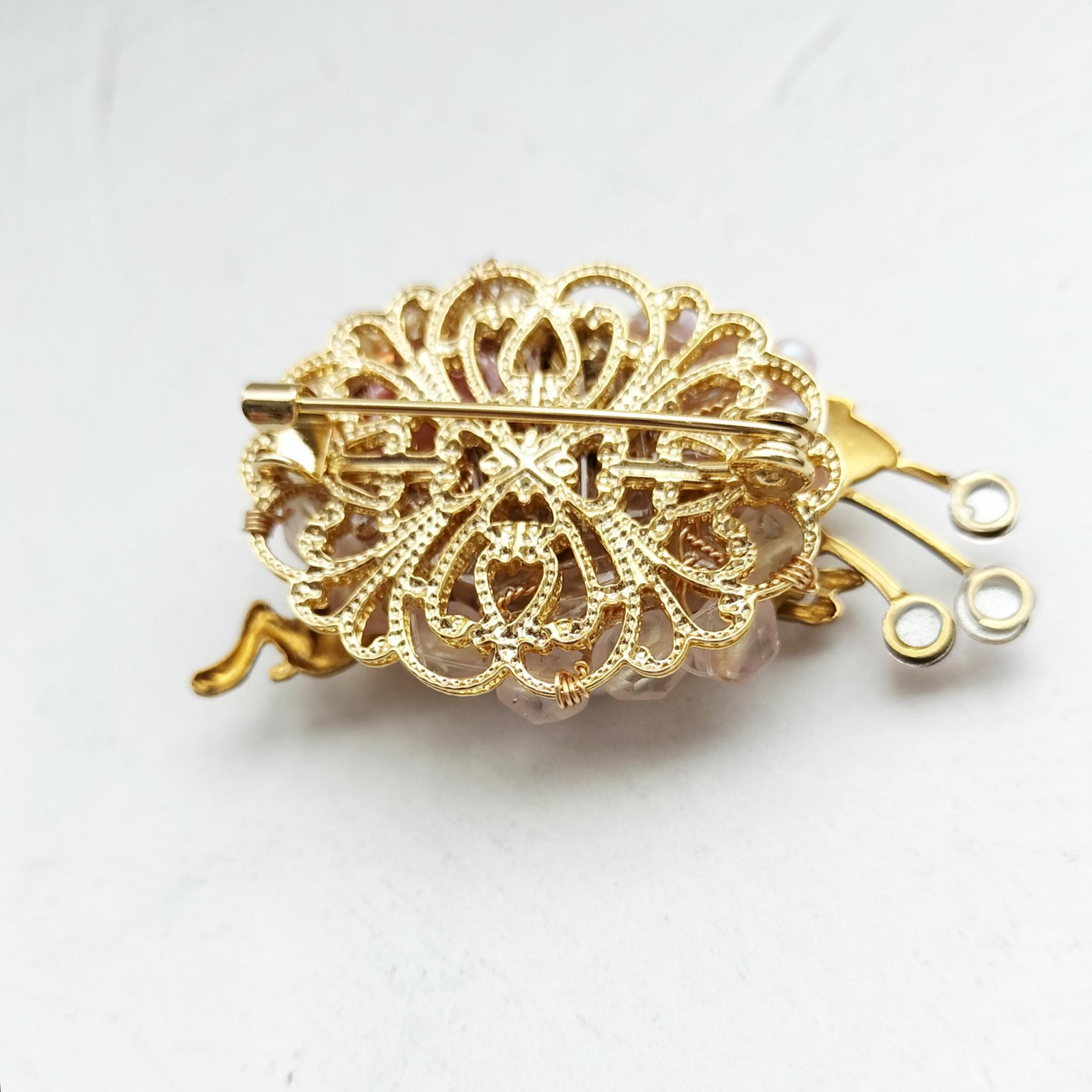 森を駆ける、ウサギのブローチ　ピンク  ヴィンテージカボション　パール | 7枚目