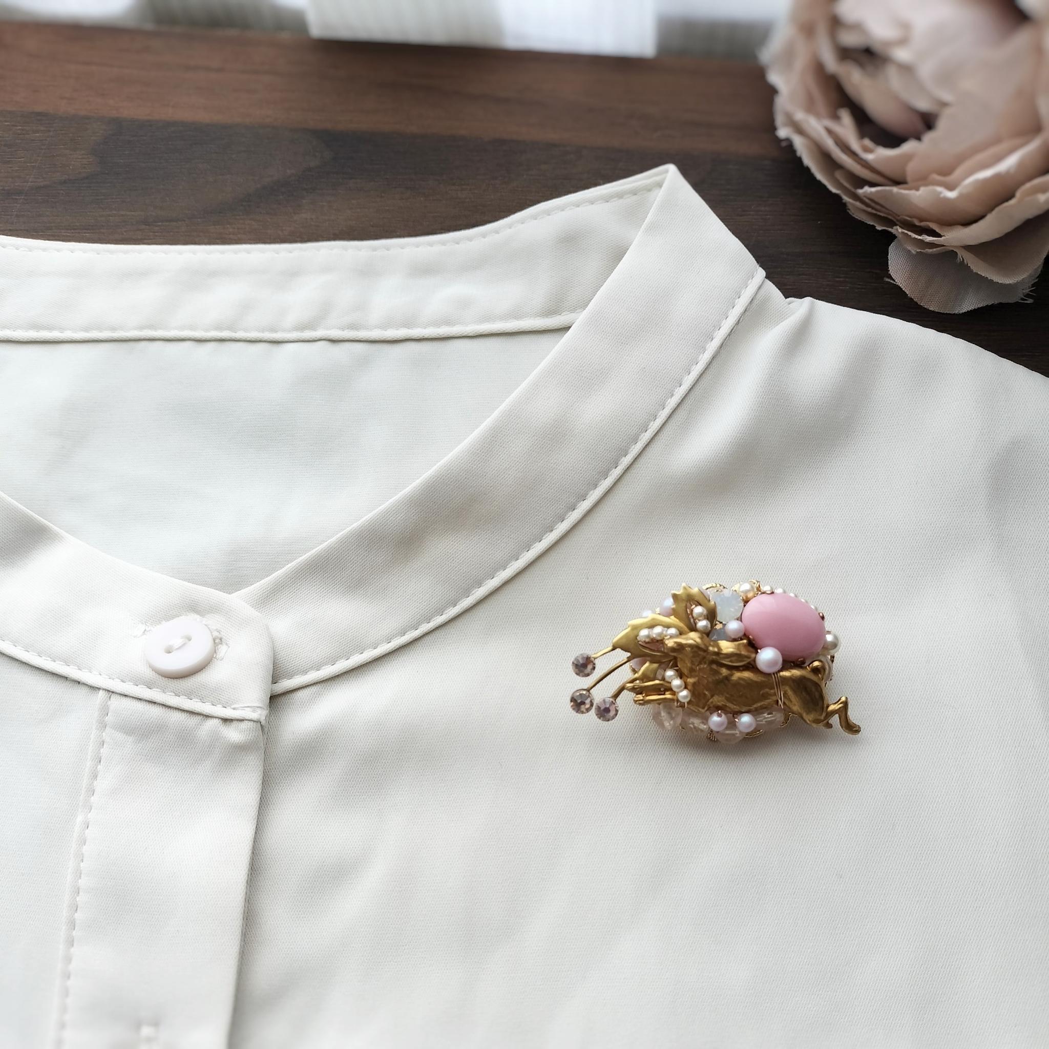 森を駆ける、ウサギのブローチ　ピンク  ヴィンテージカボション　パール | 9枚目