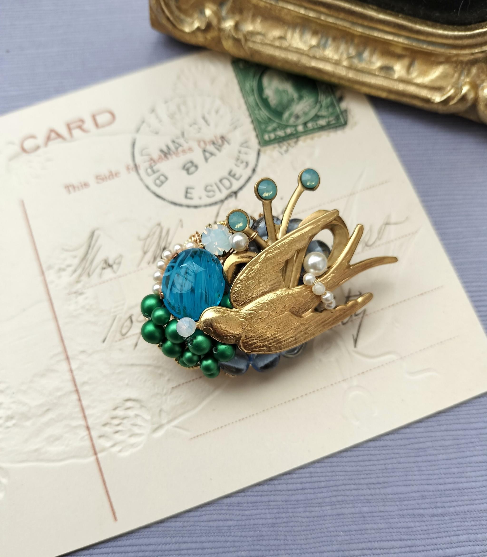 青い空を舞う、真鍮ツバメのブローチ  ヴィンテージカボション　パール | 2枚目