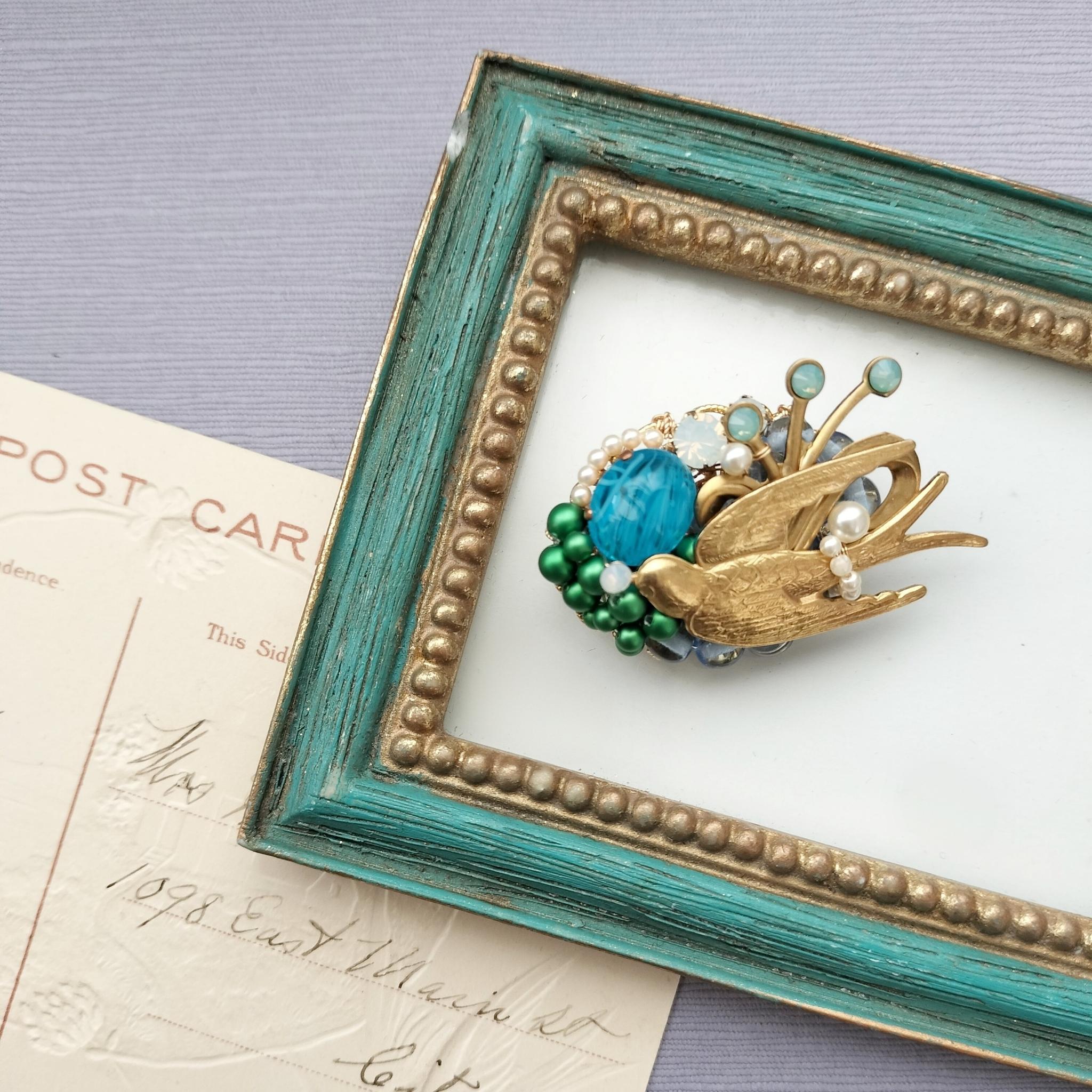 青い空を舞う、真鍮ツバメのブローチ  ヴィンテージカボション　パール | 3枚目