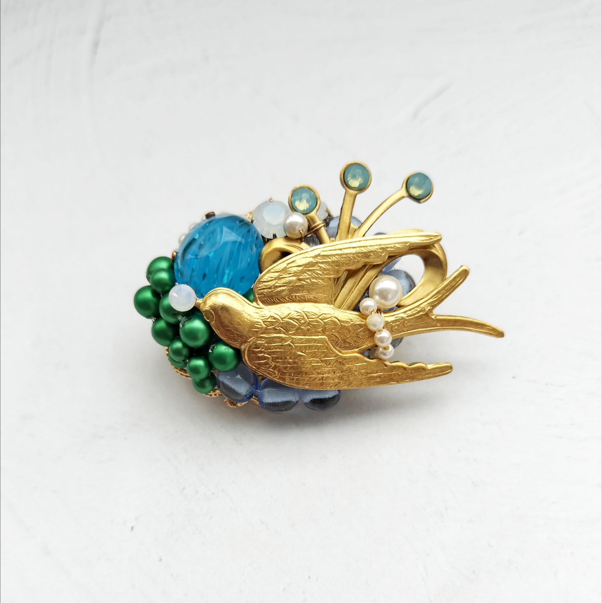 青い空を舞う、真鍮ツバメのブローチ  ヴィンテージカボション　パール | 4枚目