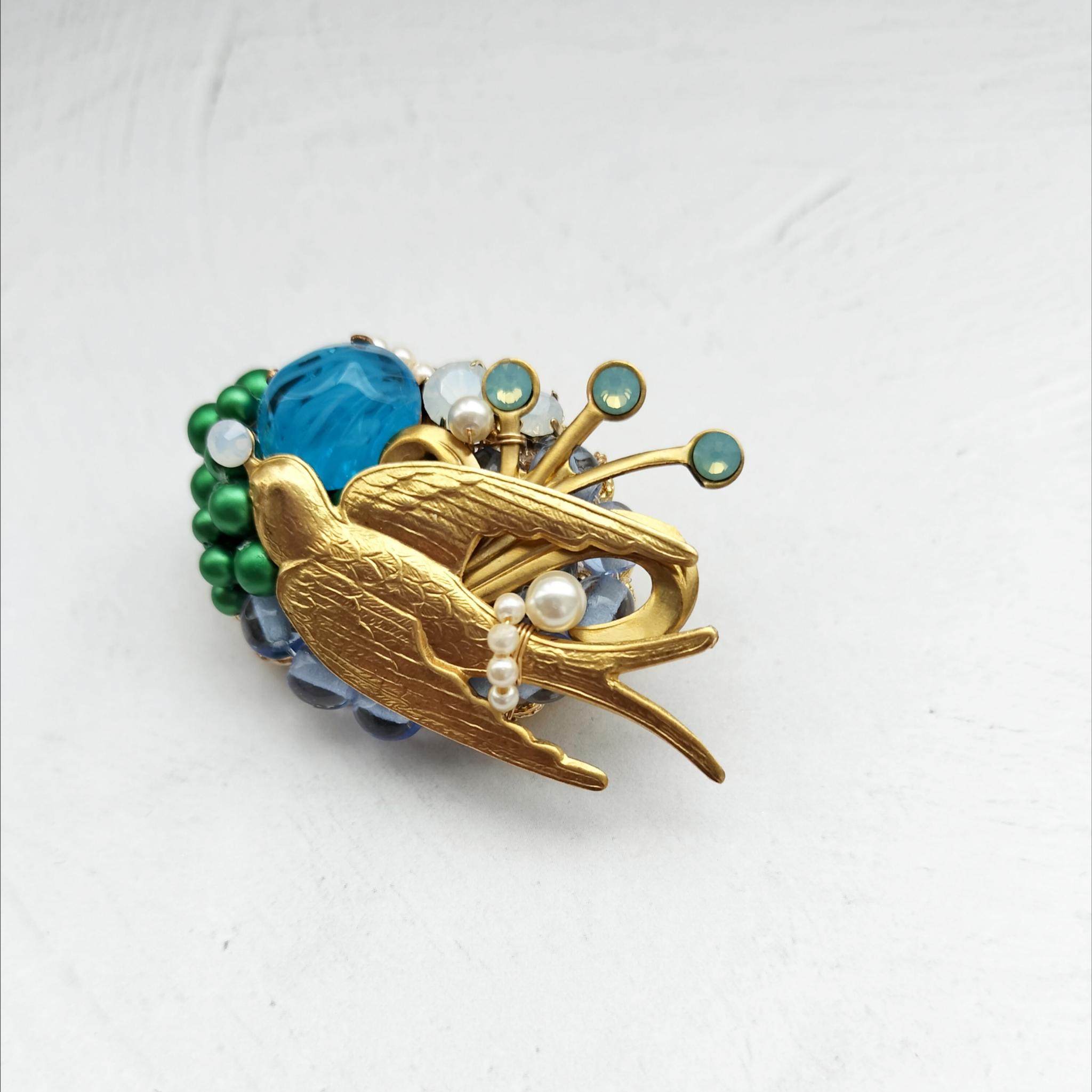 青い空を舞う、真鍮ツバメのブローチ  ヴィンテージカボション　パール | 5枚目