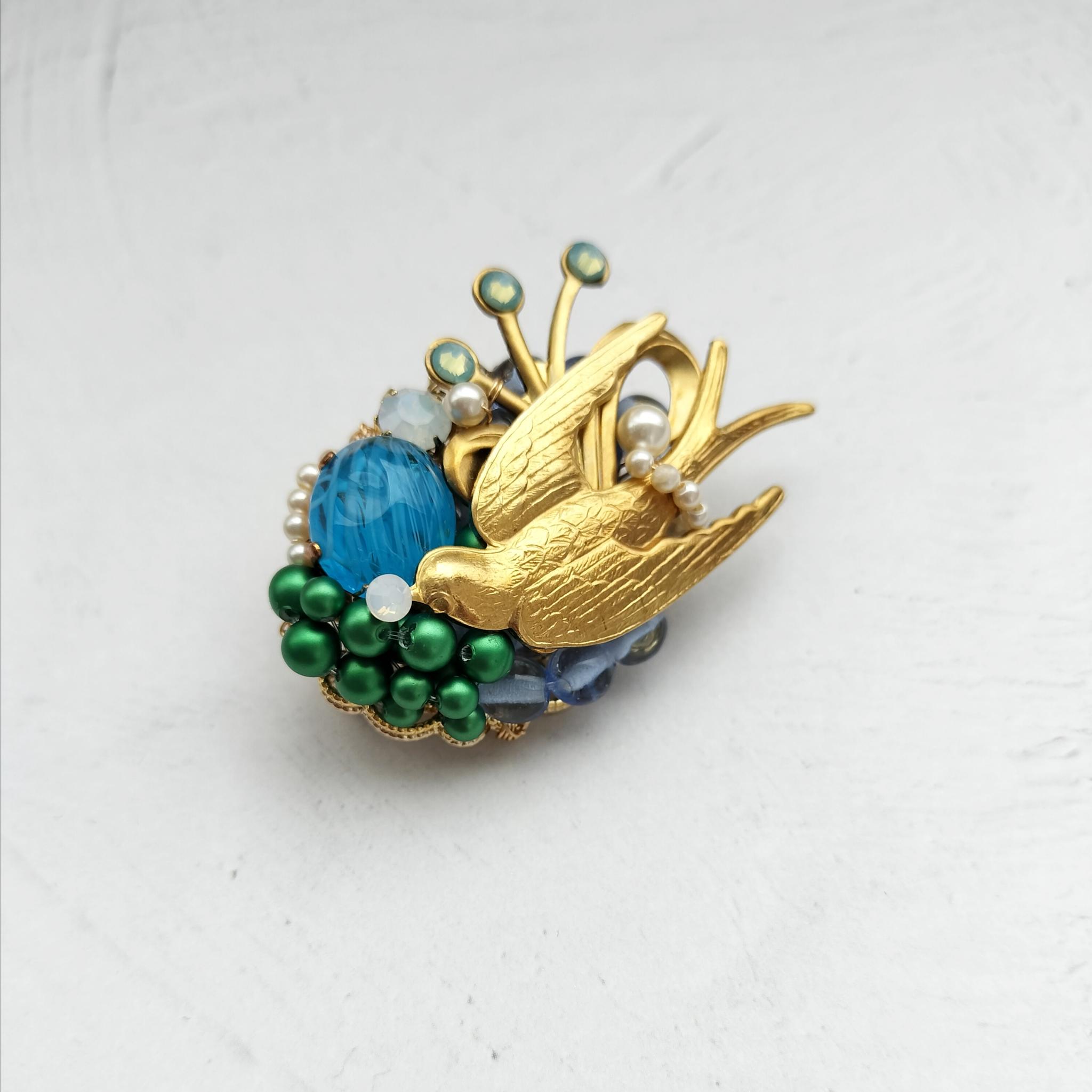 青い空を舞う、真鍮ツバメのブローチ  ヴィンテージカボション　パール | 6枚目