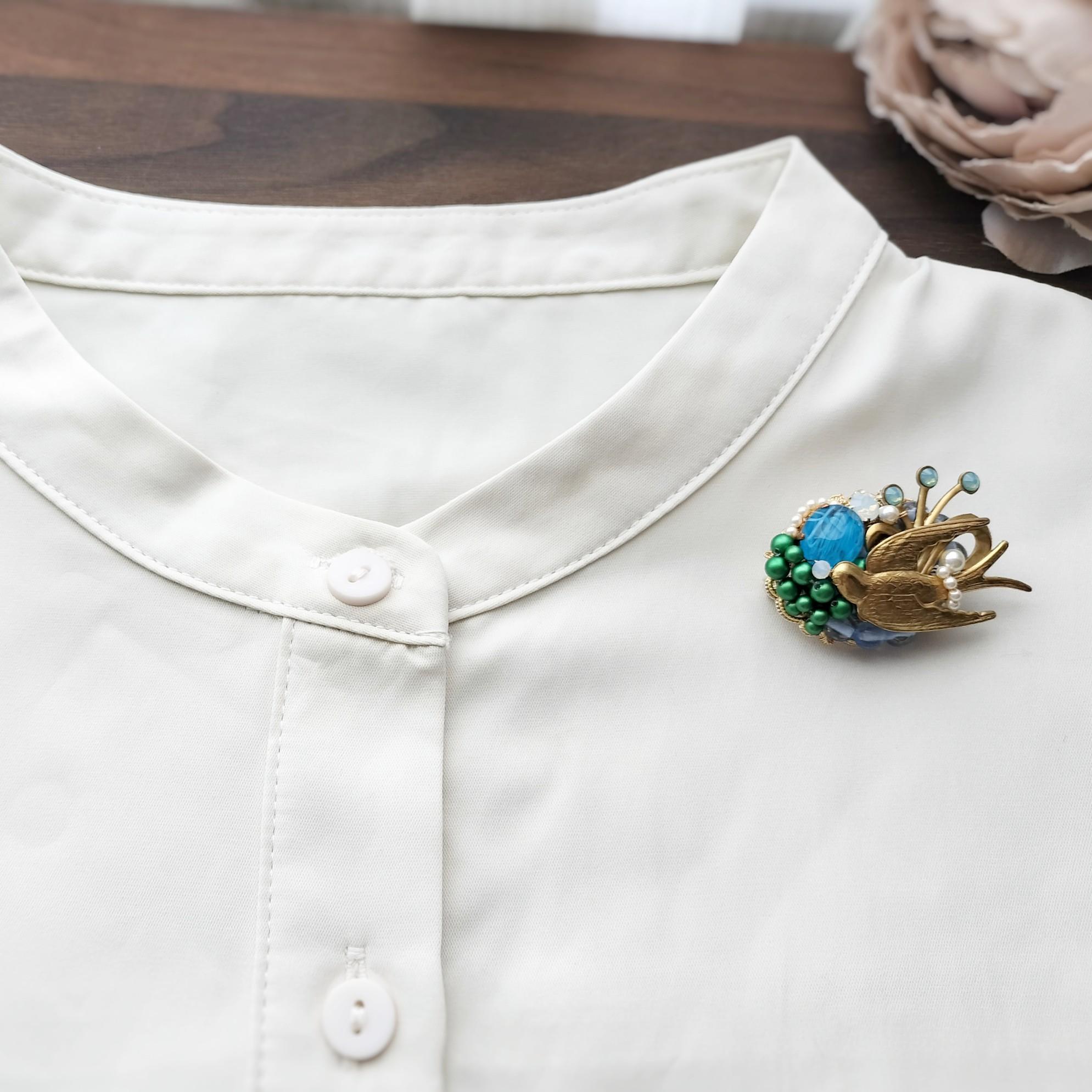 青い空を舞う、真鍮ツバメのブローチ  ヴィンテージカボション　パール | 7枚目