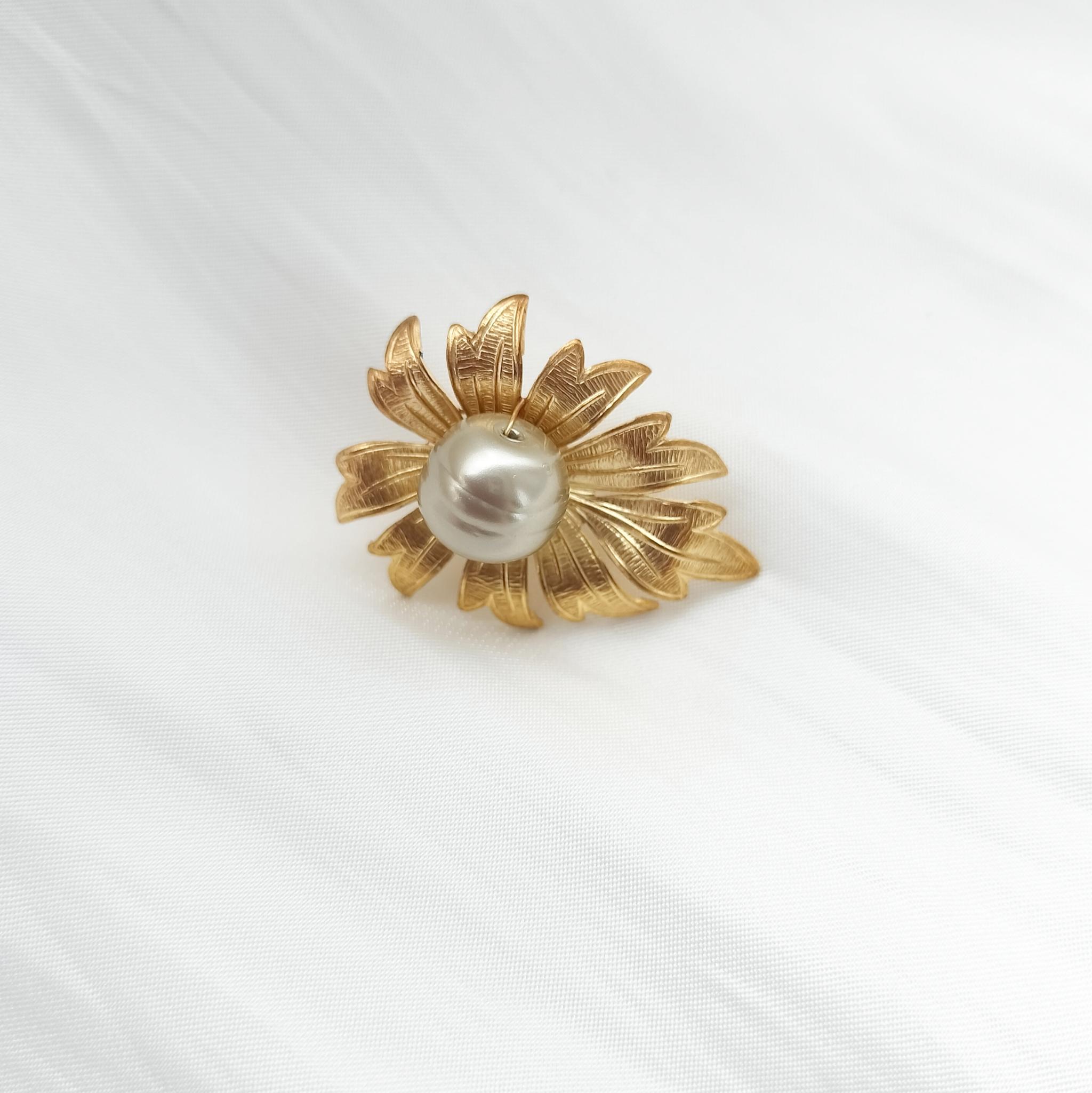 ミニブローチ　真鍮リーフとひと粒バロックパール  　母の日ギフト | 3枚目