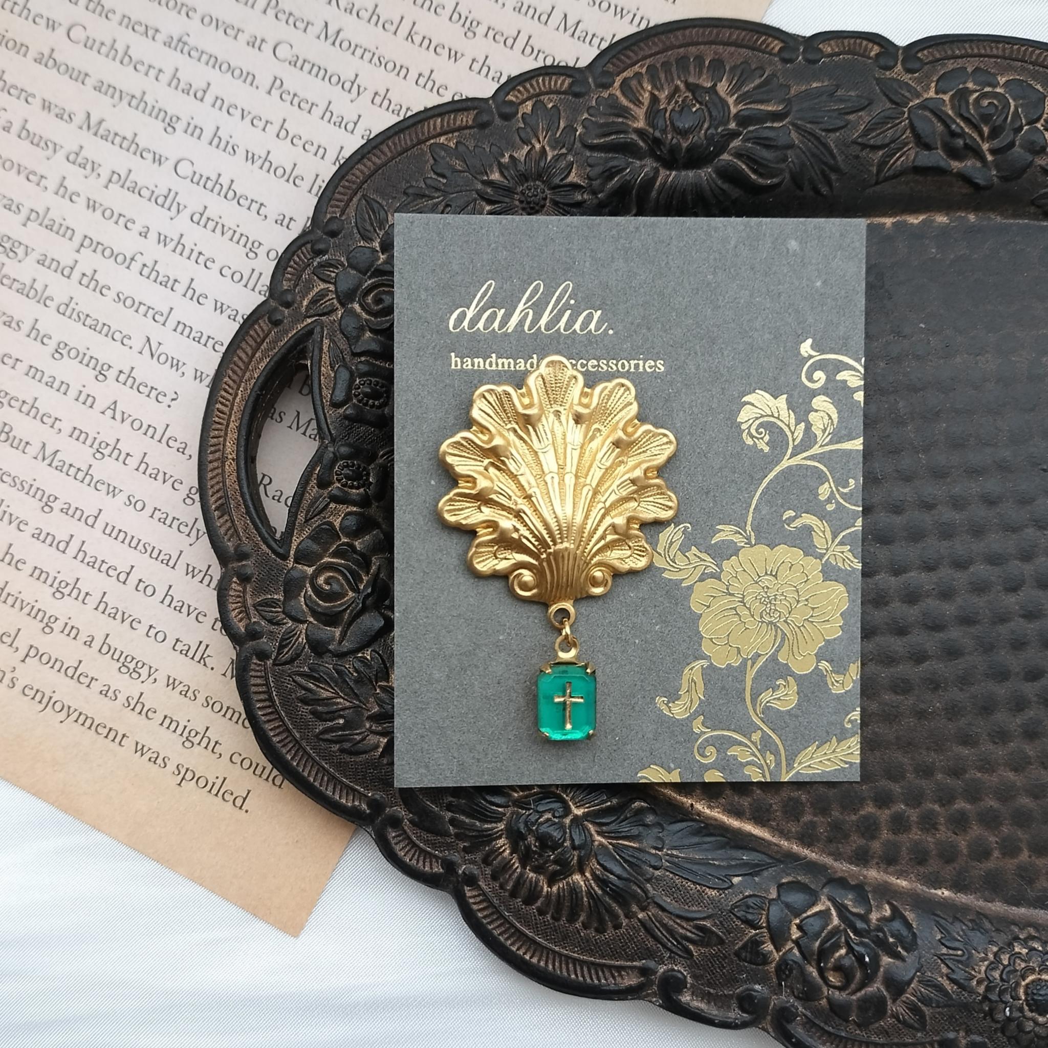 真鍮製　ミニブローチ　ピンバッジ　シェル　クロス エメラルドグリーン