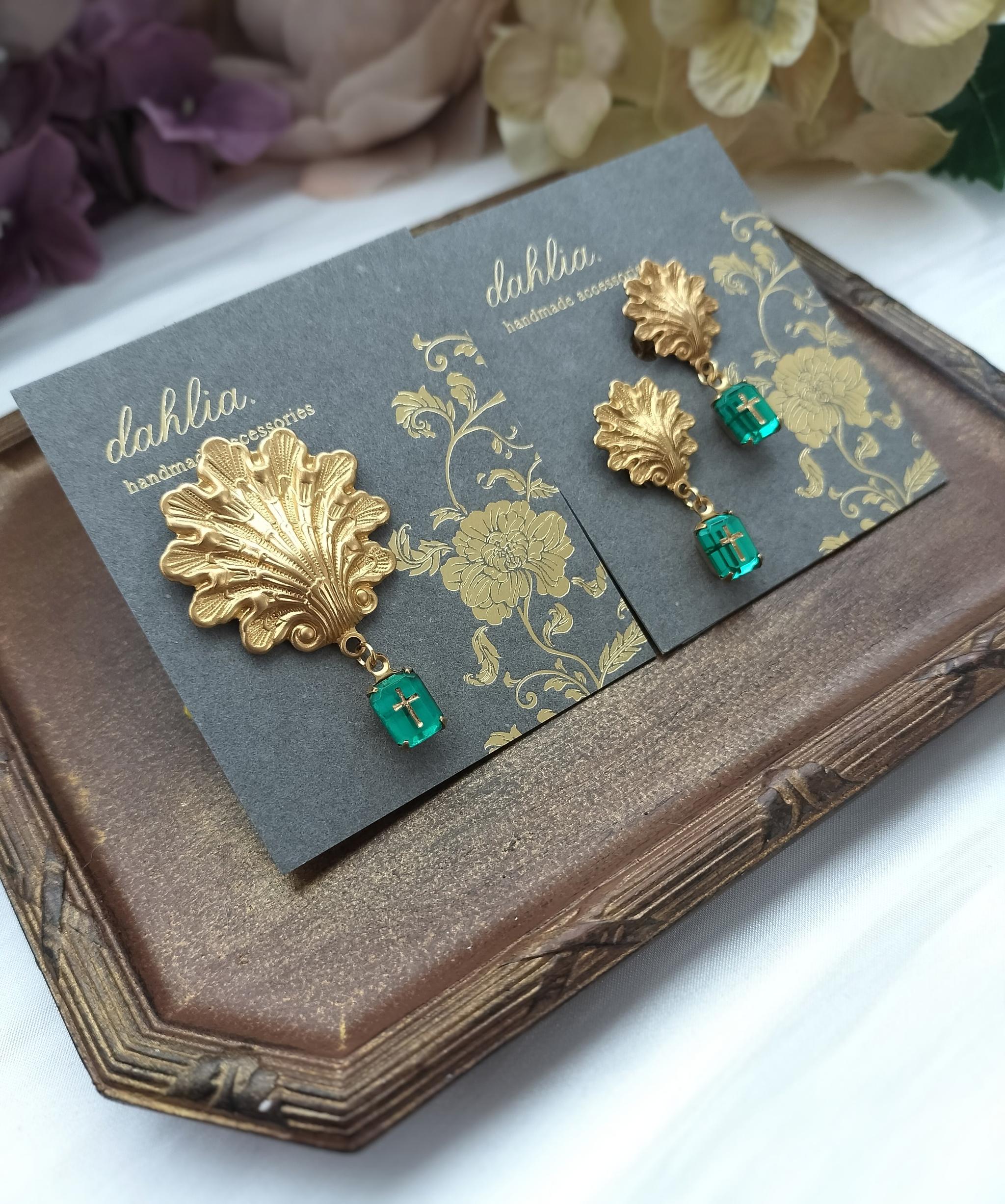 真鍮製　ミニブローチ　ピンバッジ　シェル　クロス エメラルドグリーン | 4枚目