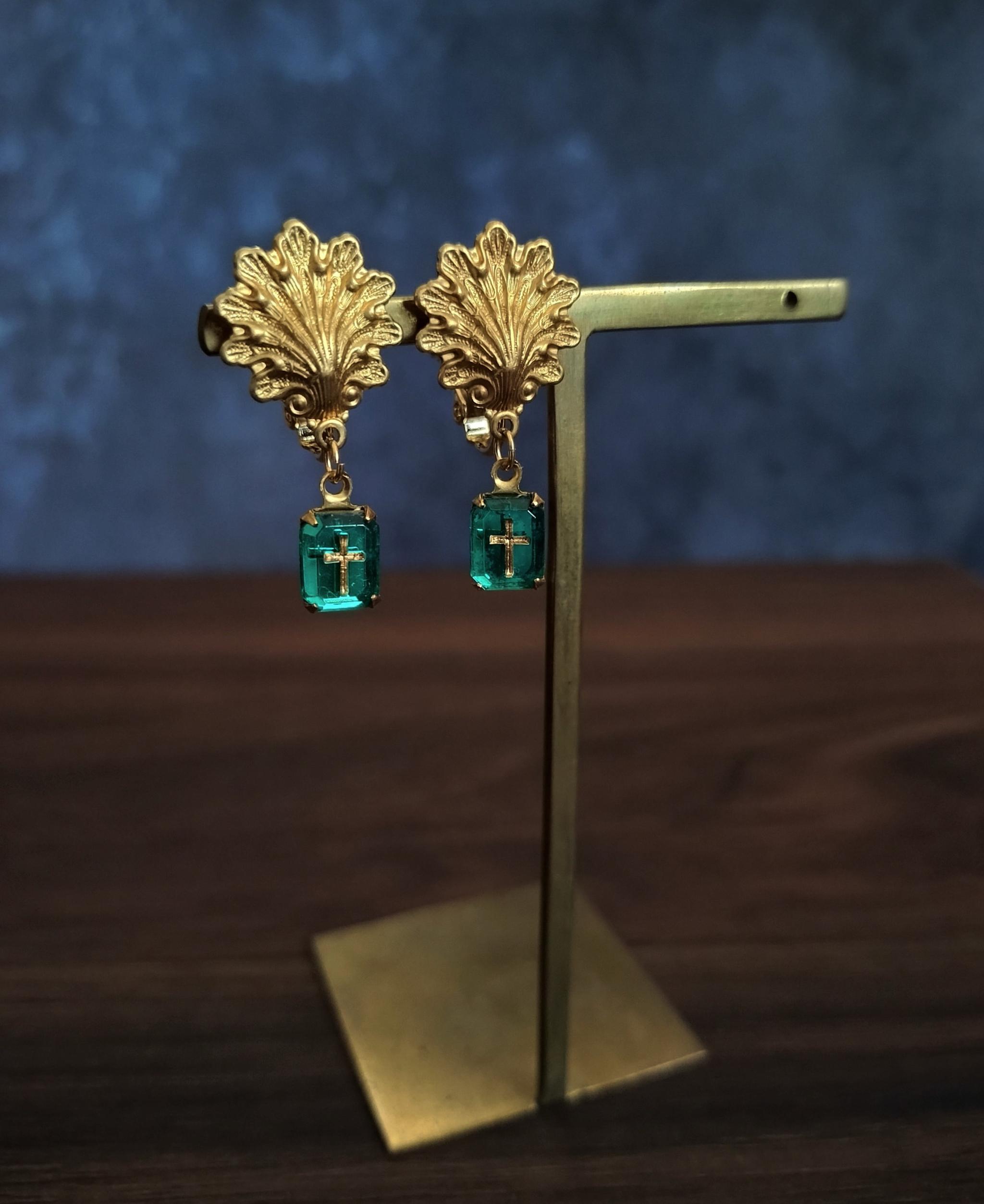 真鍮製　イヤリング　シェル　クロス エメラルドグリーン