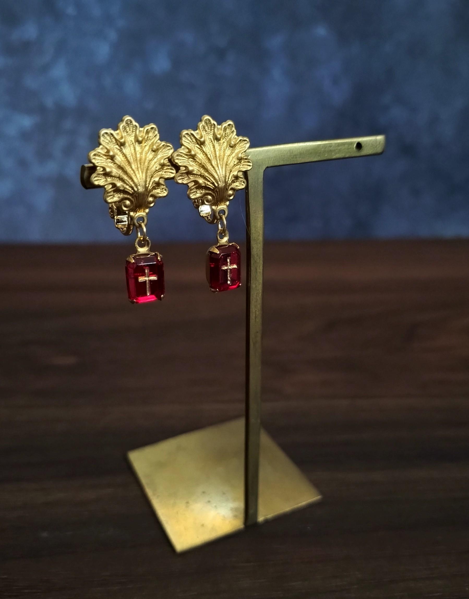 真鍮製　イヤリング　シェル　クロス クリムゾンレッド