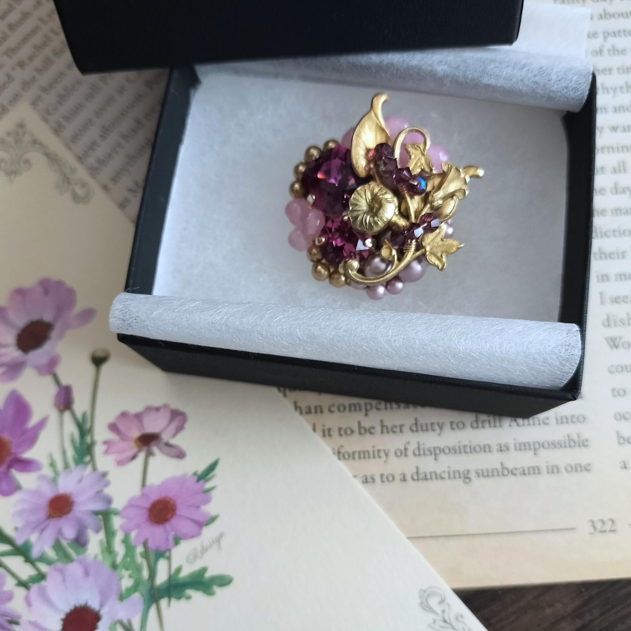 朝露に濡れる朝顔とスワロフスキーのブローチ｜真鍮　ボタニカル　パール　ダークローズ1枚目の画像