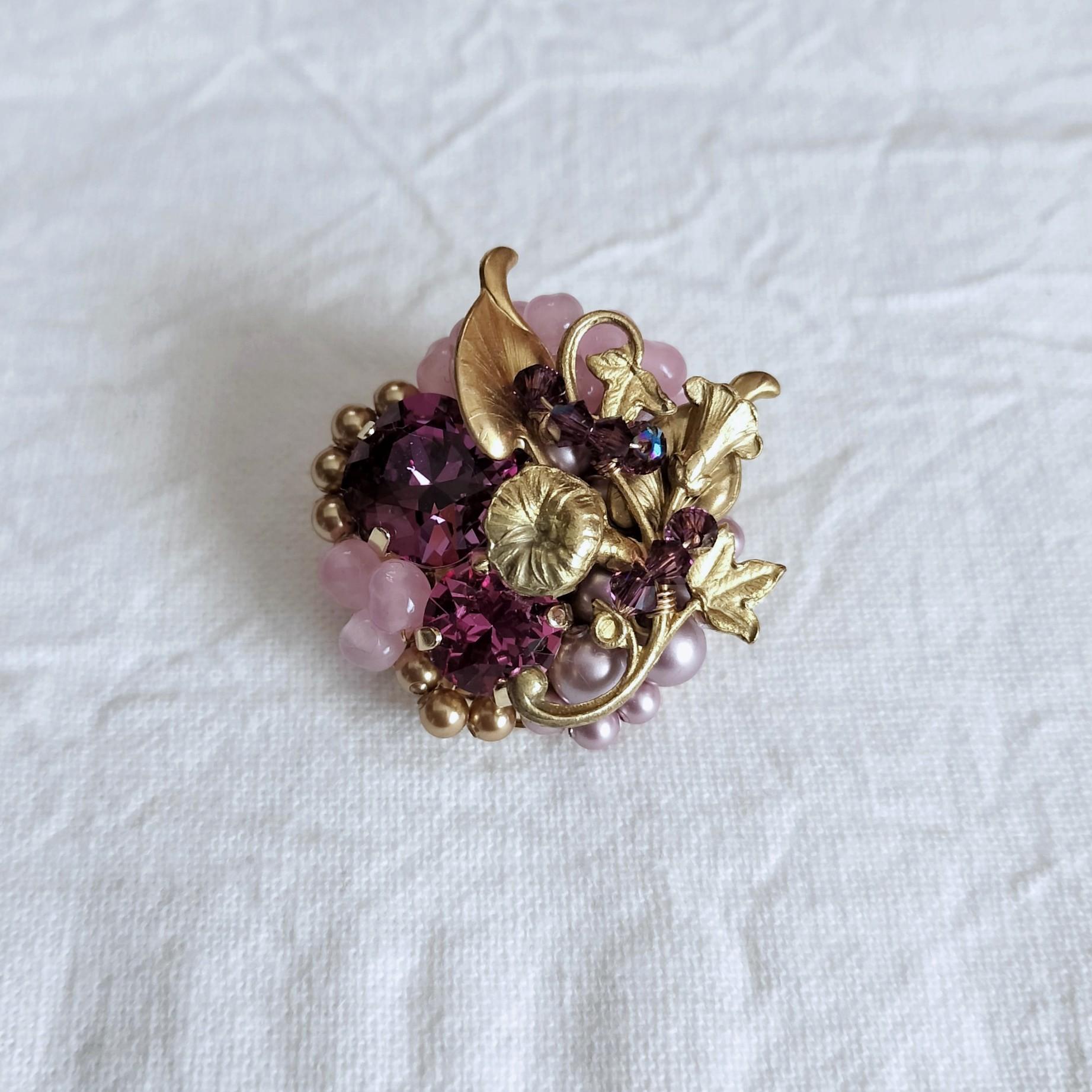 朝露に濡れる朝顔とスワロフスキーのブローチ｜真鍮　ボタニカル　パール　ダークローズ | 2枚目