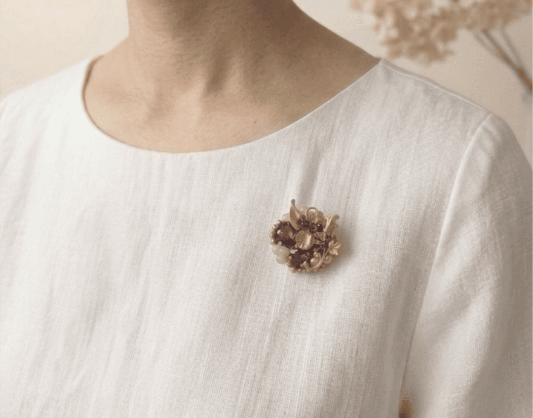 朝露に濡れる朝顔とスワロフスキーのブローチ｜真鍮　ボタニカル　パール　ダークローズ | 8枚目