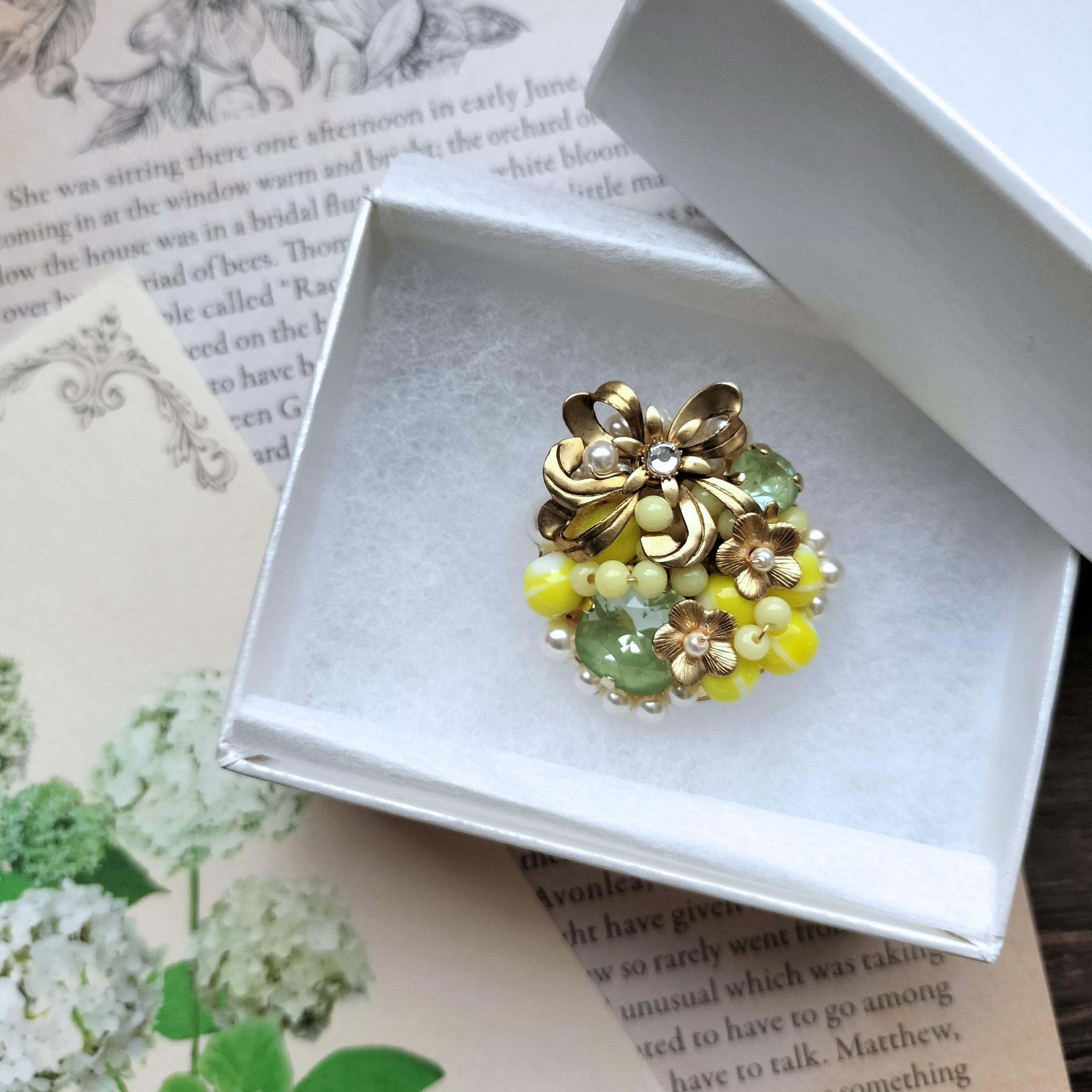 真鍮リボンと小花の庭園ブローチ｜スワロフスキー　ヴィンテージビーズ　ボタニカル　パール　グリーンラックス1枚目の画像