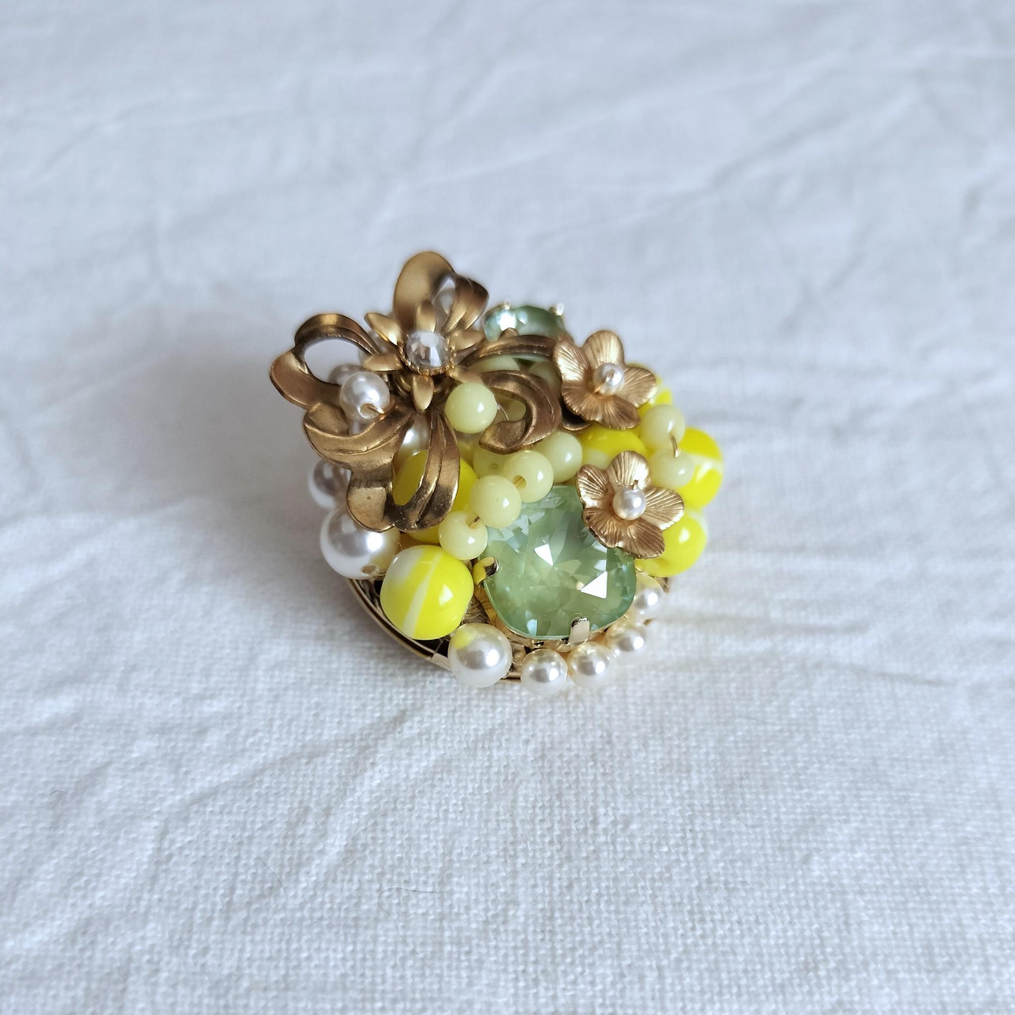 真鍮リボンと小花の庭園ブローチ｜スワロフスキー　ヴィンテージビーズ　ボタニカル　パール　グリーンラックス | 2枚目