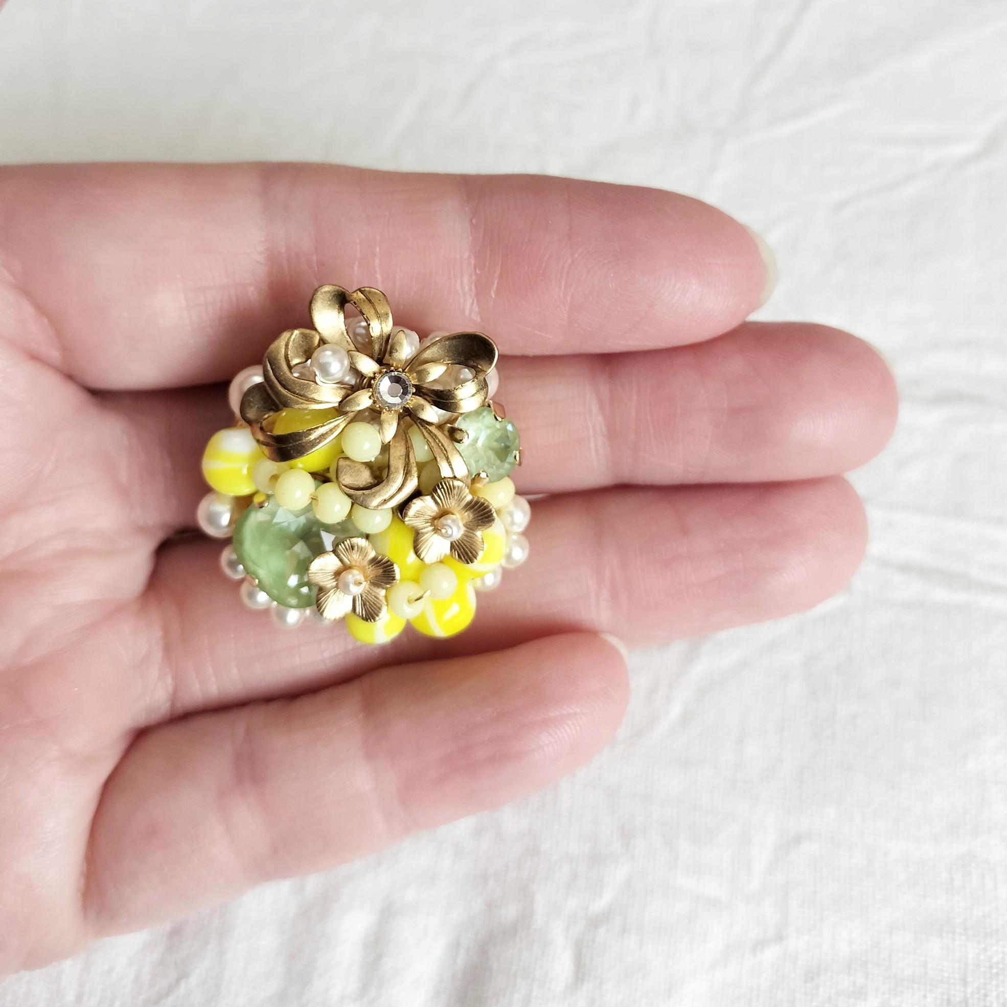 真鍮リボンと小花の庭園ブローチ｜スワロフスキー　ヴィンテージビーズ　ボタニカル　パール　グリーンラックス | 4枚目