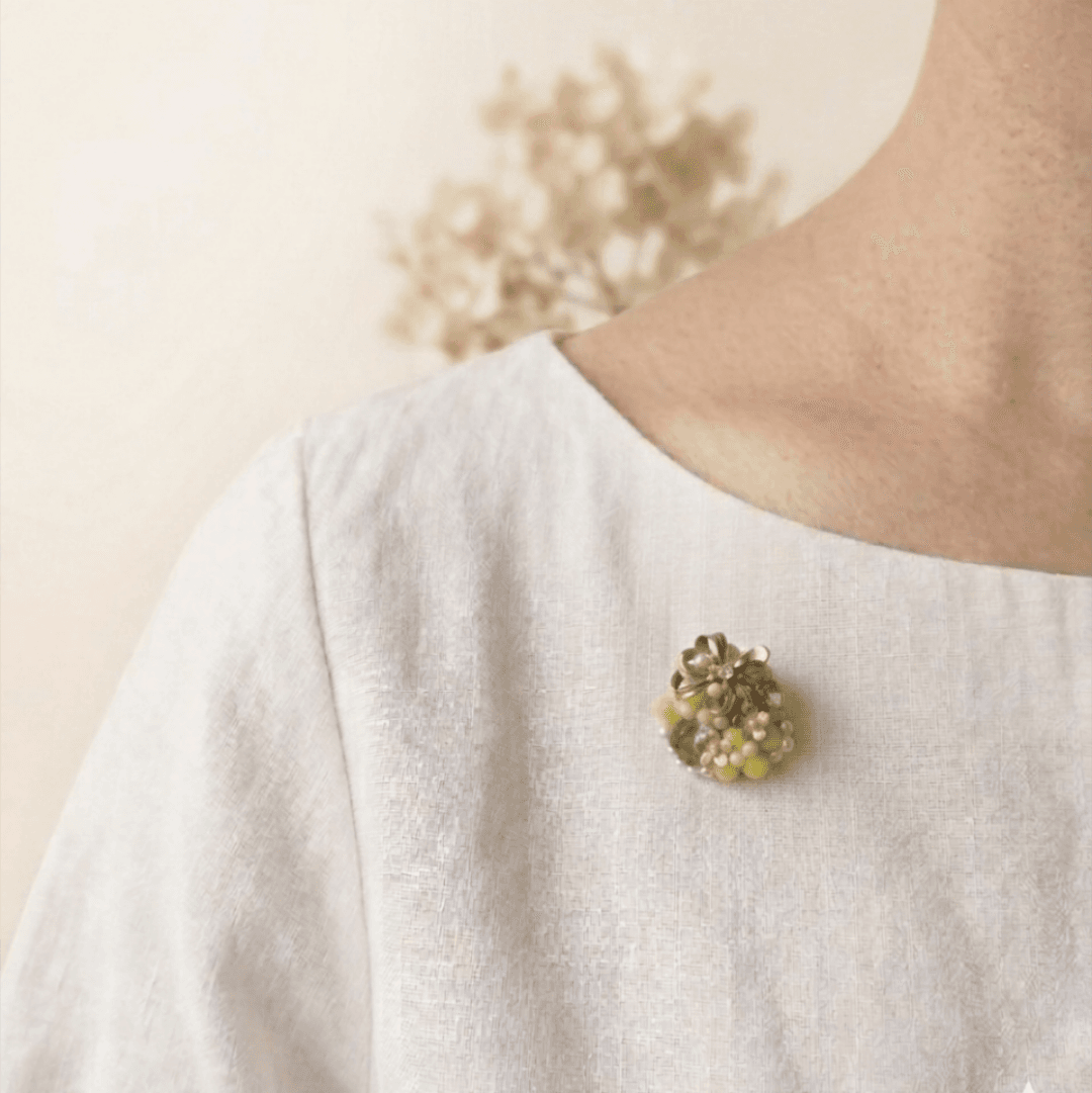 真鍮リボンと小花の庭園ブローチ｜スワロフスキー　ヴィンテージビーズ　ボタニカル　パール　グリーンラックス | 8枚目