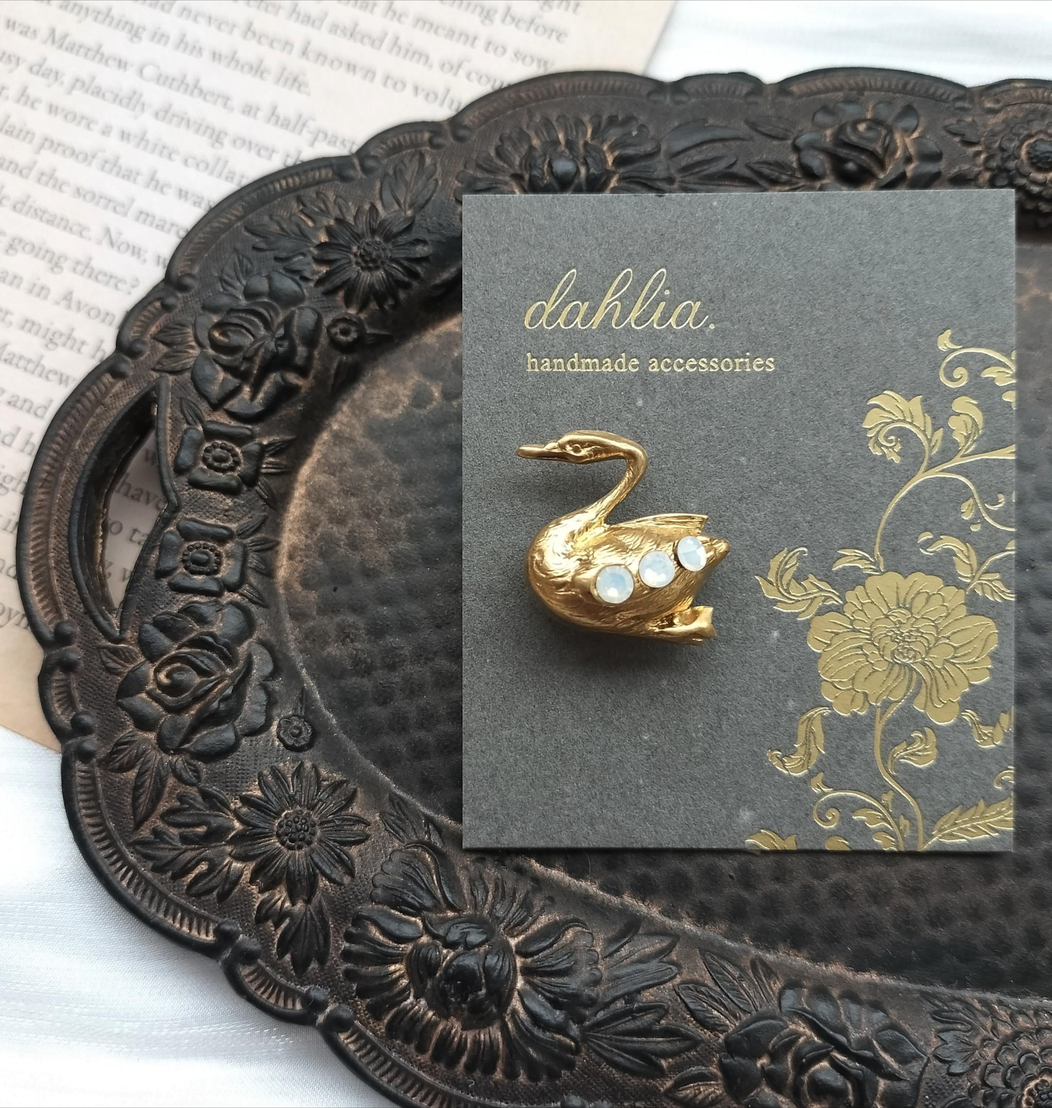 真鍮製　ミニブローチ　ピンバッジ　白鳥