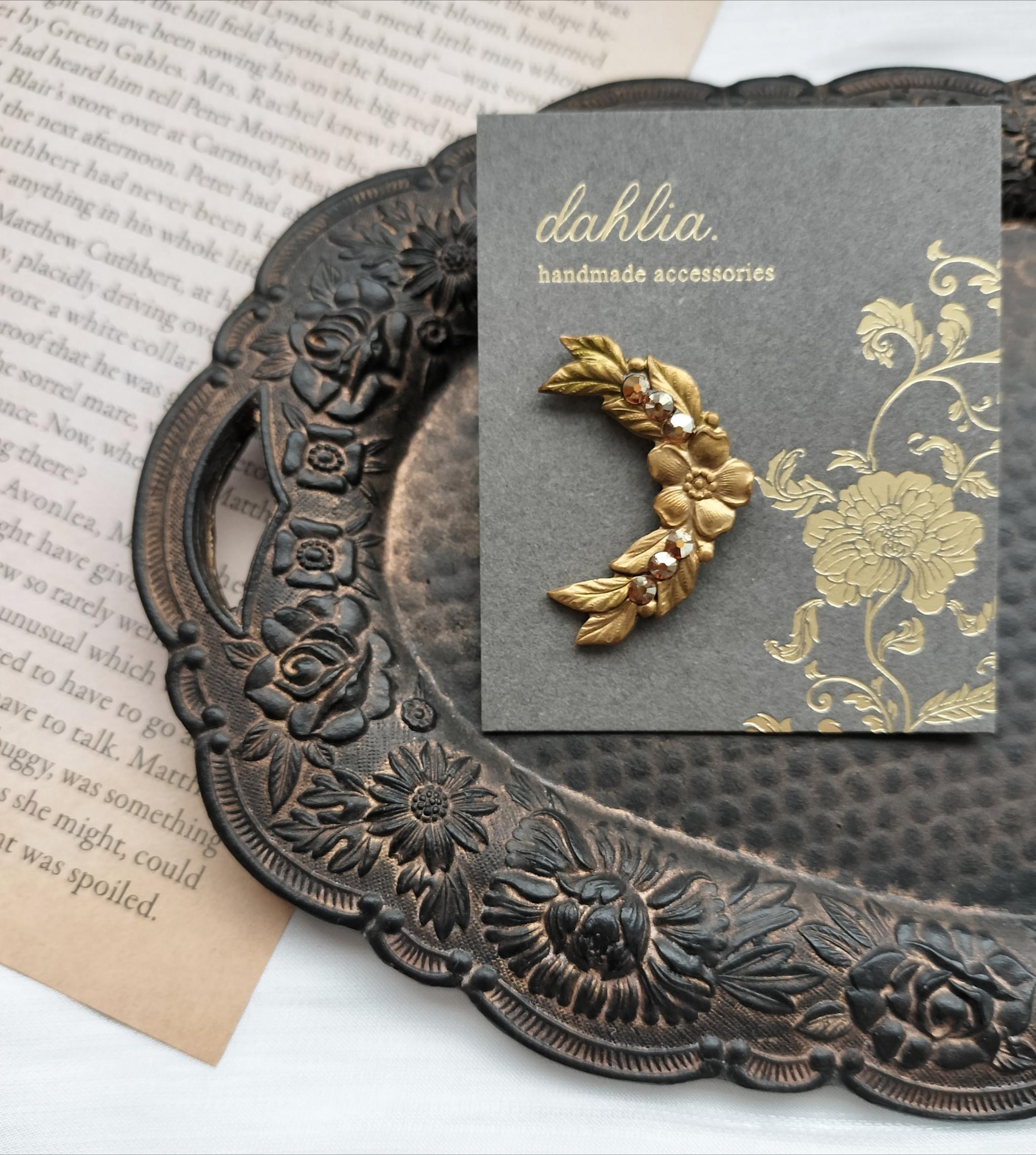 【再販】真鍮製　ミニブローチ　ピンバッジ　お花とリーフ