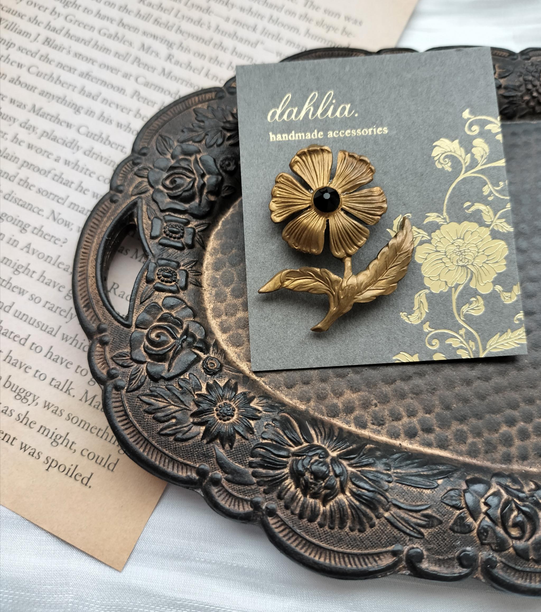 真鍮製　ミニブローチ　ピンバッジ　フラワー