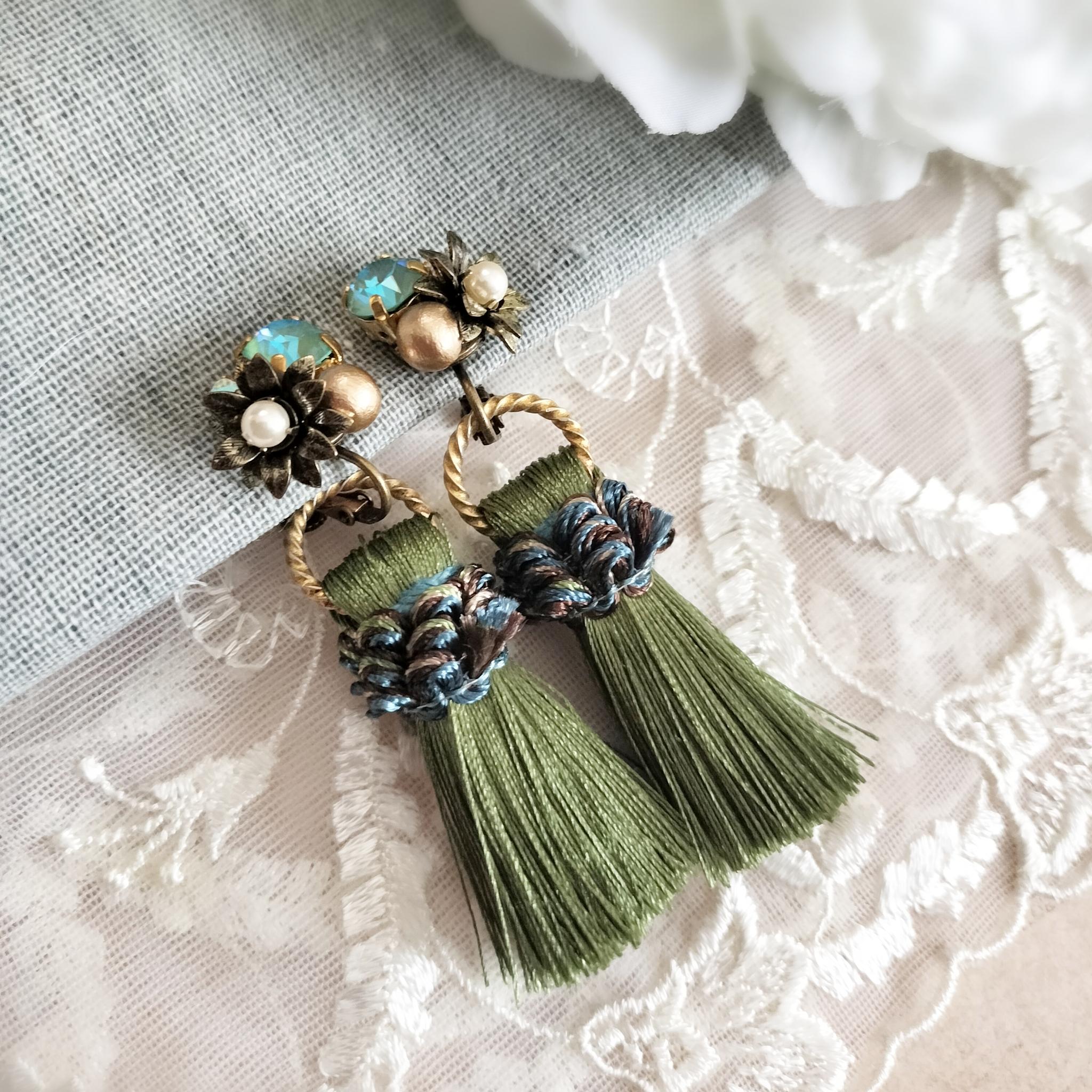 イヤリング　真鍮　タッセル　ダークグリーン　秋　フラワー　2way