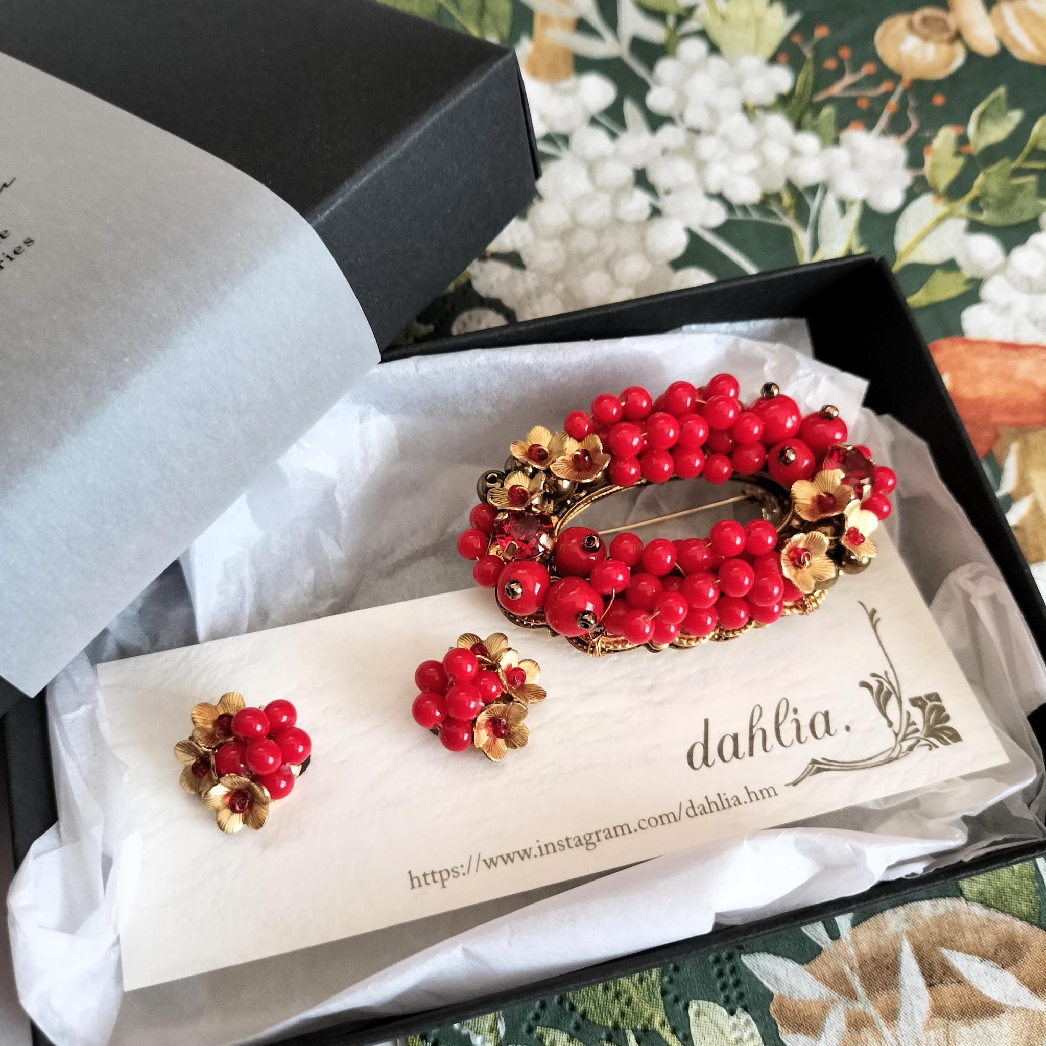 小さな赤い実のブローチとイヤリングのデミパリュール　真鍮　ヴィンテージ