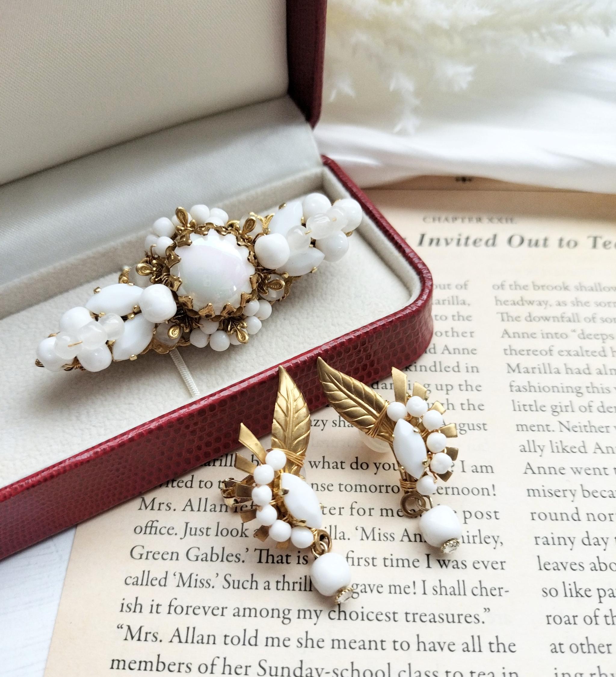 ミルクガラスのブローチとイヤリングのデミパリュール　真鍮　ヴィンテージ