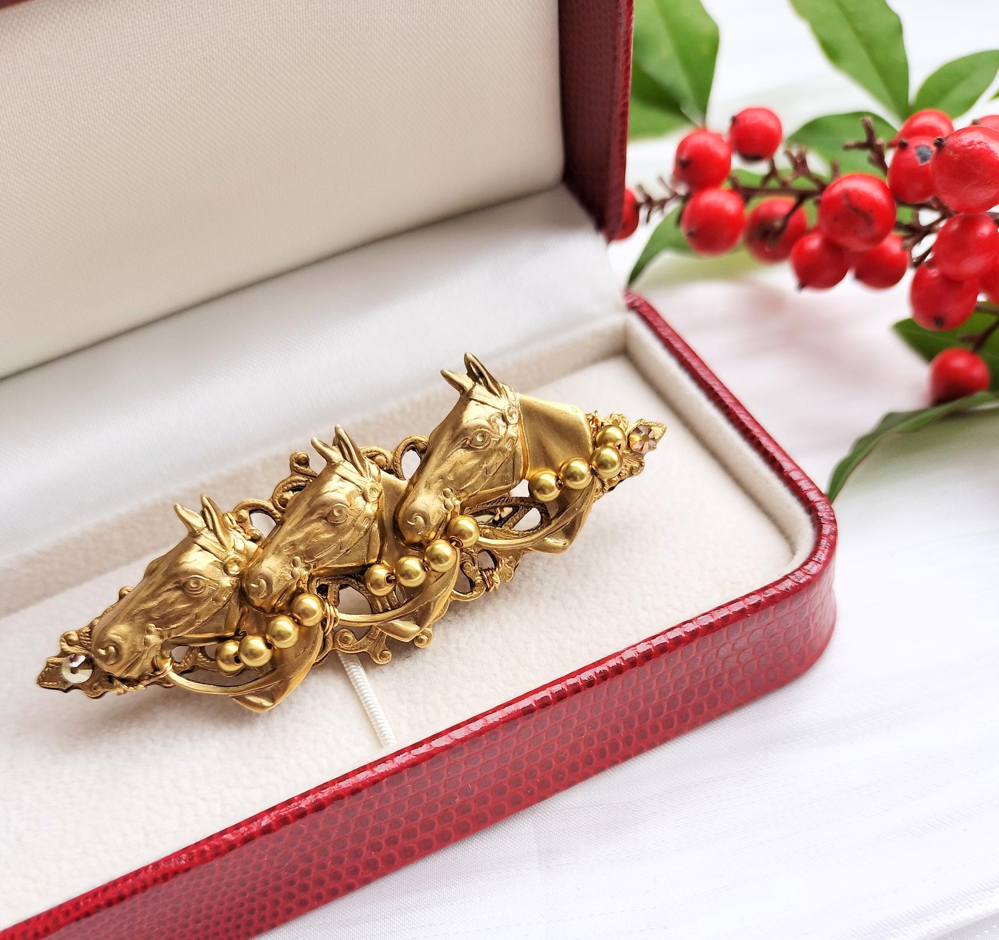 馬モチーフの真鍮ブローチ　スワロフスキー　クリスタルパール　干支のブローチ