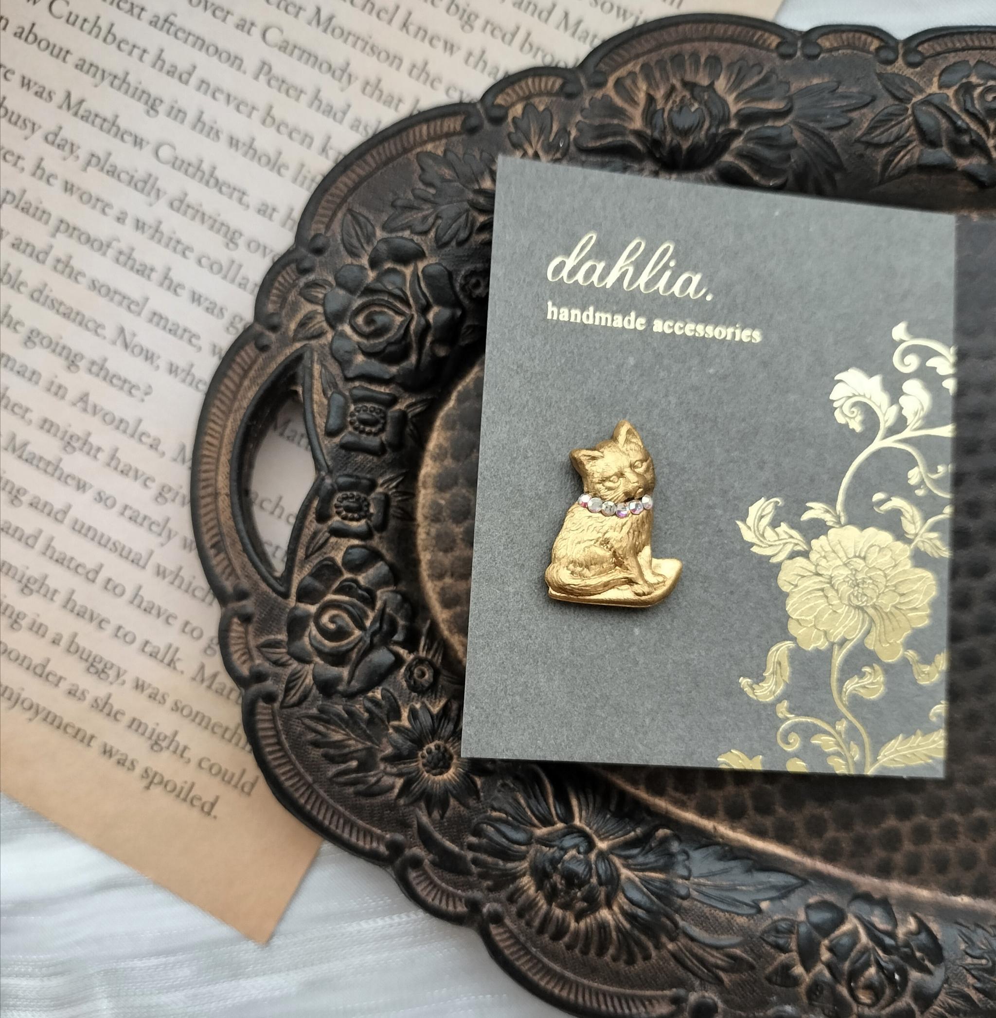 真鍮製　ミニブローチ　ピンバッジ　猫