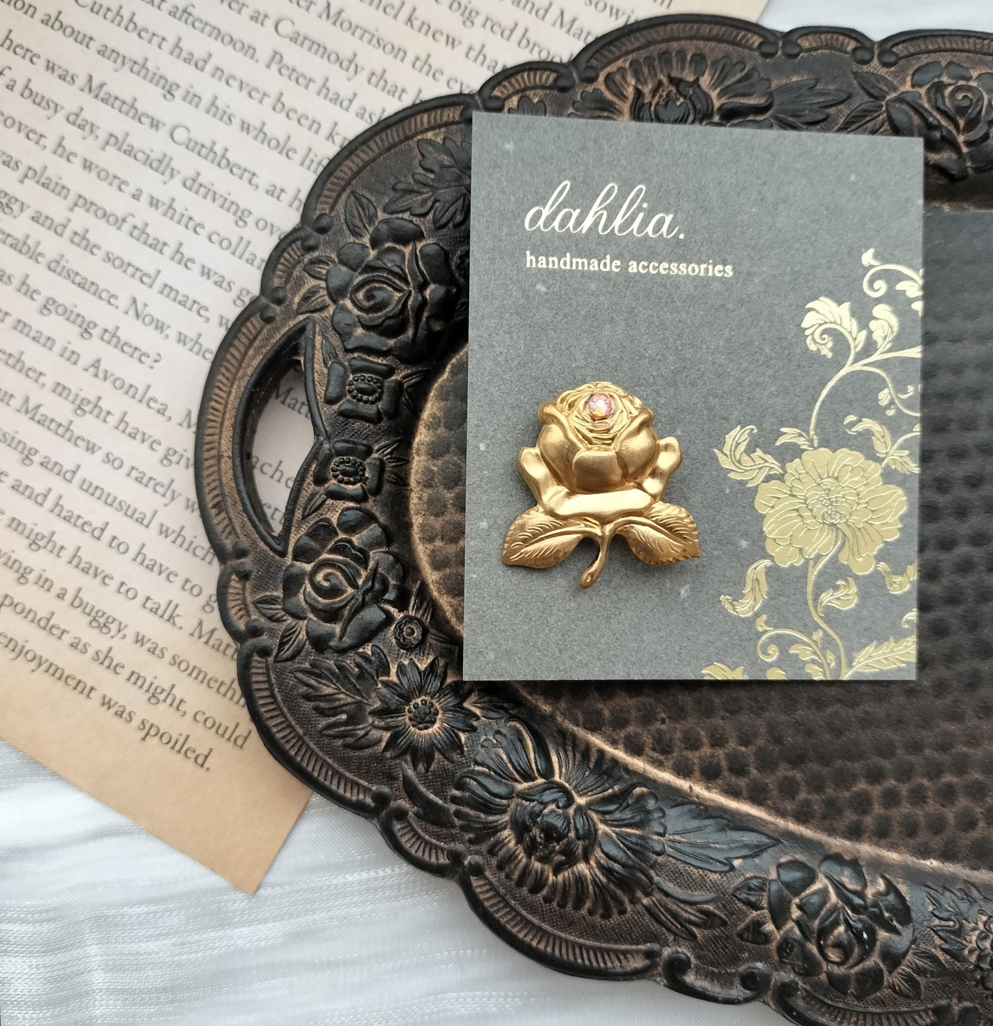 真鍮製　ミニブローチ　ピンバッジ　バラ　ピンク