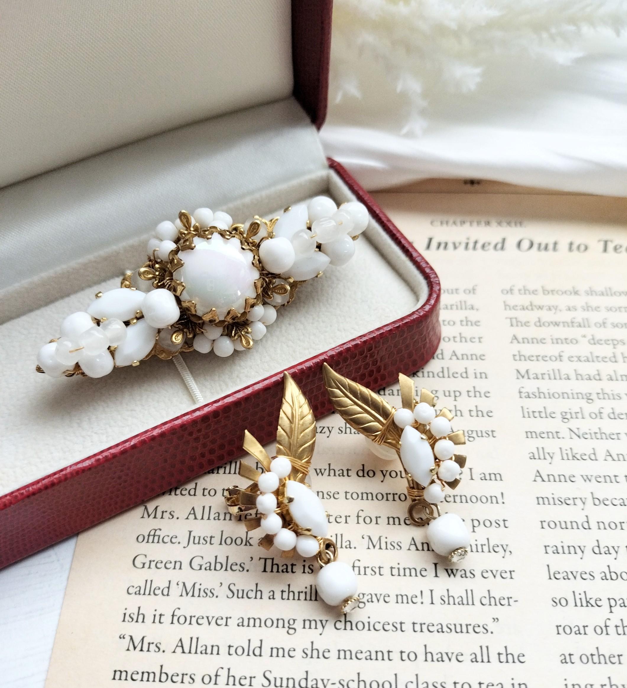 ミルクガラスのブローチとイヤリングのデミパリュール 真鍮 ヴィンテージ1枚目の画像